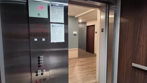 Elevator Doors Open on Second Floor, Then Close and Down To One 库存影片 340429173