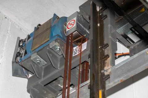 Elevator engine with damaged special cables Foto stock