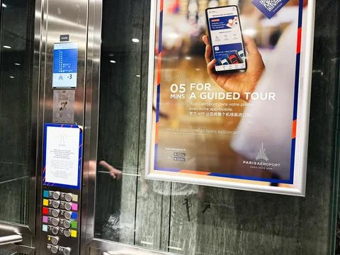Elevator interior with button panel and Paris Aroport guided tour poster sh.. Foto stock