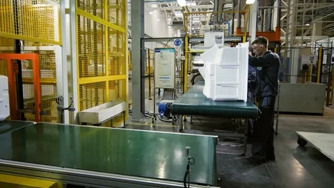 Elevator machine transports fridge case and workers at table Video stock 107421773