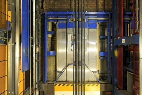 Elevator shaft Modern elevator shaft interior with cables and tracks Copyr... Foto stock
