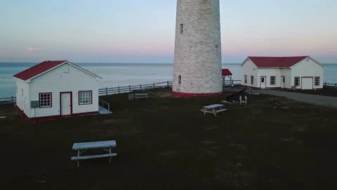 Elevator shot - climbing up and over the Cap-des-Rosiers lighthouse by Vídeos de archivo 135843511
