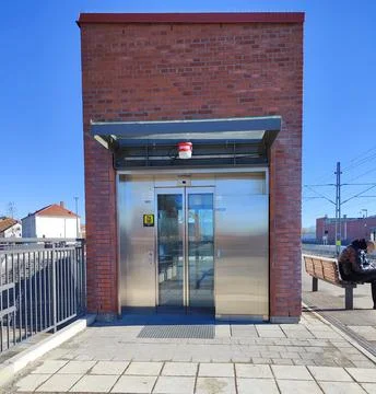 Elevator structure beside train tracks Foto stock