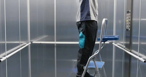 Elevator technician fixing the elevator 库存影片 308916229