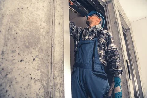 Elevator Technician Performing Scheduled Check Foto stock