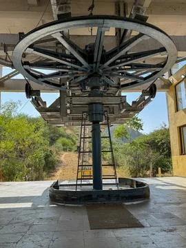 An elevator traction machine, a key component in a cable car traction system Foto stock