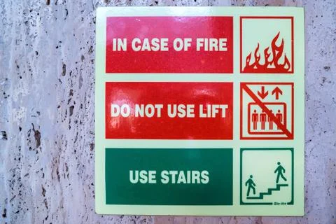 Elevator warning sign on wall close up Foto stock