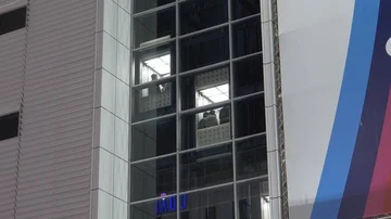 Elevators Going up Seen From the Outside of the Building 스톡 동영상 85494128