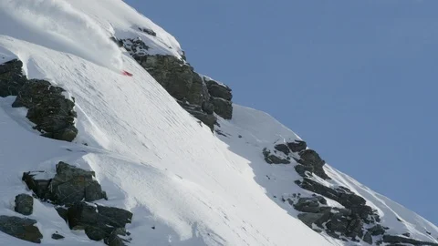 Elite skier cruising down a remote mountain Видео 113258124