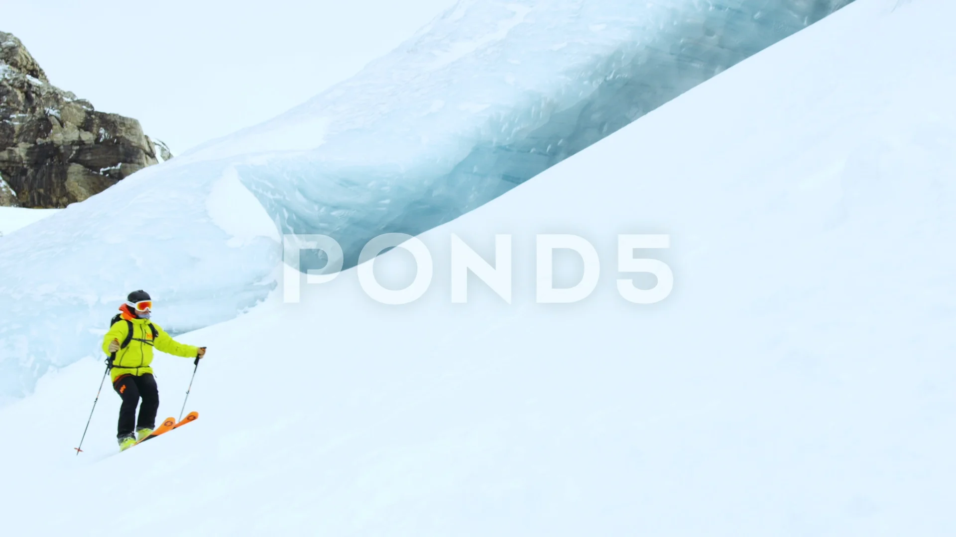 https://images.pond5.com/elite-skier-sliding-down-snowy-129083015_prevstill.jpeg