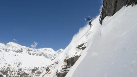 Elite snowboarder cutting through fresh powder on a remote mountain Video stock 113256152