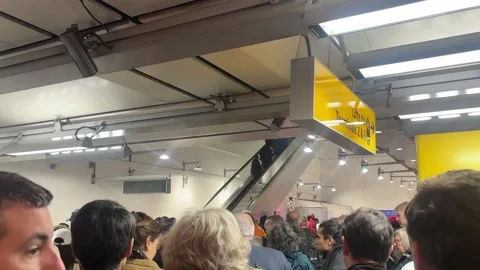 Elizabeth line passengers face long queues at Heathrow terminals after car park Stock Footage 322982840