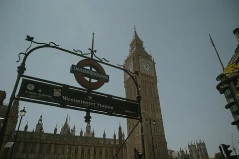Elizabeth Tower / Big Ben next to a sign for Westminster Tube Station Stock Photos