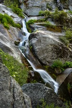 Ella Falls Tumbles Down Rocks in Kings Canyon Foto stock