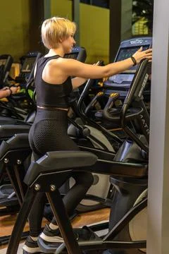Elliptical trainer young training machine, In the afternoon fit exercise for Foto stock