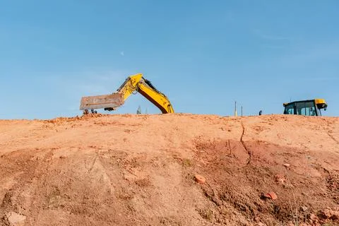 Ellow Excavator Digging Earth on Construction Site Stockfoto's