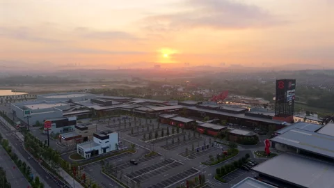 Elmina Lakeside Mall to Iconic Bridge Aerial Drone - Shah Alam Selangor Malaysia Stockbeeldmateriaal 303471614