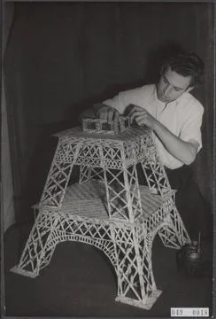 Elsevier photo collection. Eifel tower of 100,000 matches under constructi... Foto stock