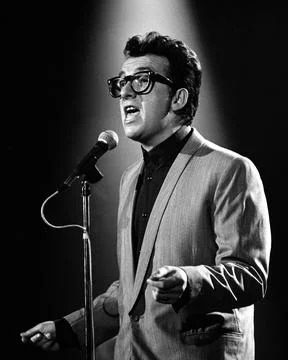 Elvis Costello performs on Solid Gold in 1983 Credit: Ron Wolfson / MediaPunch. Stock-Fotos