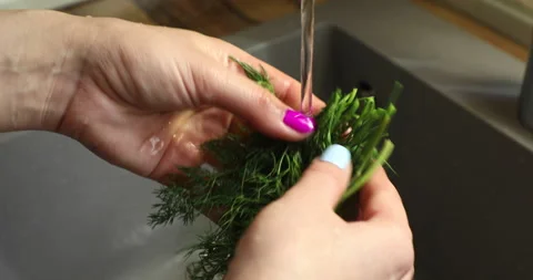 Emale hands with bright multi-colored nails wash dill greens 스톡 동영상 133832879