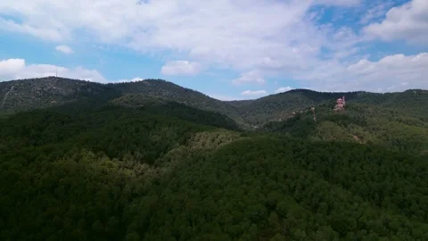 Embarking on a breathtaking flight over a lush mountain forest Vídeos de archivo 294263712