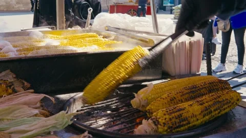 Ember-Roasted, Grilled Corn, Street Food close up Vidéo 240354873