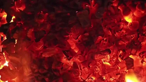 Embers and ashes of mighty big fireplace ablaze Vídeos de archivo 84294545