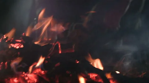 Embers in the fireplace. Vídeo Stock 62470113