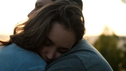 The embrace of the couple at sunset. Video stock 111101750