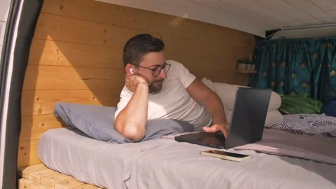 Embracing the vanlife combining work, nature, and adventure Vidéo 291902942