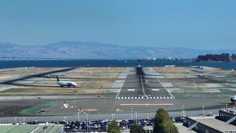 Embraer E175 Takes off from San Francisco Stockbeeldmateriaal 341148972