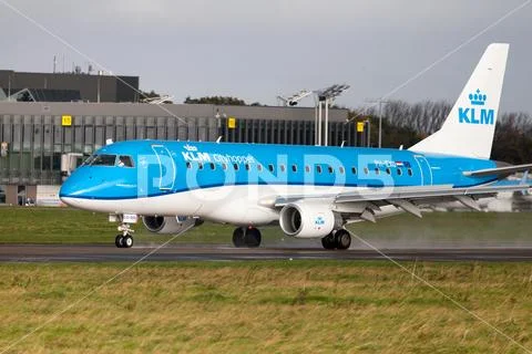 Embraer ERJ-175 from airline KLM drives to runway Stock Photos