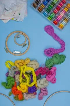 Embroidery thread yarn of multiple different color variations in a box. Profe 库存照片