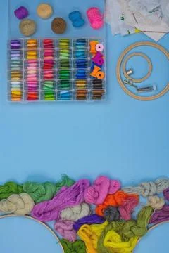 Embroidery thread yarn of multiple different color variations in a box. Profe 스톡 사진