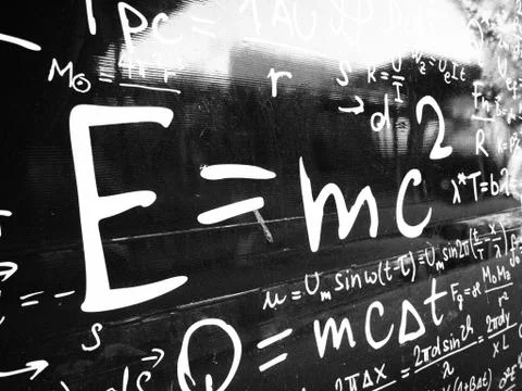 Emc2 albert einstein formula on black board Foto stock