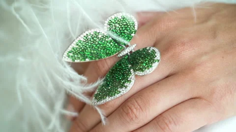 Emerald butterfly ring Video stock 157556780