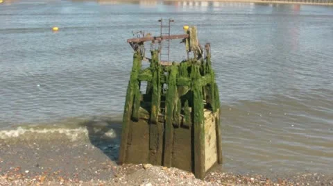 Emerald castle ruin in the thames Video stock 11045230