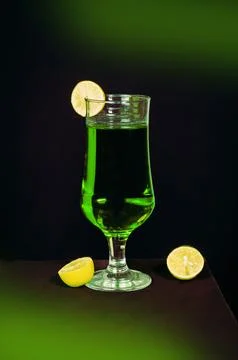 Emerald Elixir: Lime-Infused Green Cocktail Recipe Foto stock
