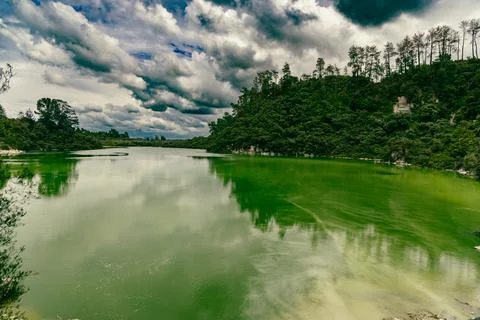 Emerald Green Lake Under Dramatic Storm Clouds Foto stock