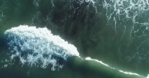 Emerald green wave breaking aerial view. The Concept of Harmony. 库存影片 326062007