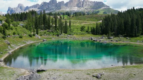 Emerald Lago di Carezza reflecting Latemar mountain range in the Dolomites 库存影片 314944081