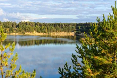Emerald Lake with textural clouds, sandy mountains and forest. View from a hi Stock-Fotos