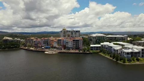 EMERALD LAKES, QLD, AUSTRALIA - JAN 6, 2026: Aerial shot French Quarter Vídeos de archivo 325769306