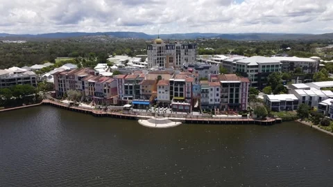 EMERALD LAKES, QLD, AUSTRALIA - JAN 6, 2026: Aerial shot French Quarter Vídeos de archivo 325769426
