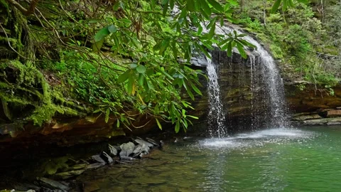 Emerald Pool Waterfall: Forest Cascade Over Ochre and Dark Rock Stockbeeldmateriaal 320623989