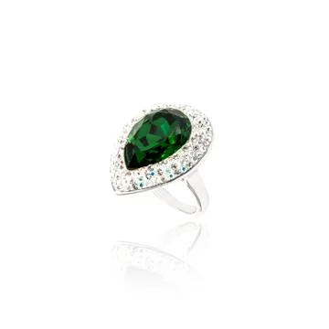 Emerald Ring isolated on white. Stock-Fotos