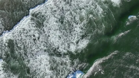 Emerald Waves and White Foam Crashing Along the Shore Vídeos de archivo 342842468