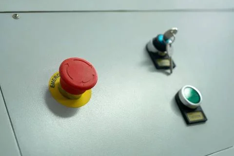 Emergency button on industrial machine Red emergency button on control pan... 库存照片