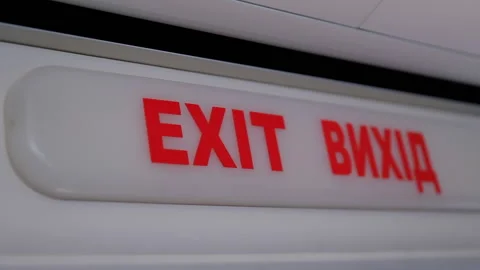 Emergency exit on the plane. emergency exit indicator. Vídeos de archivo 130517351