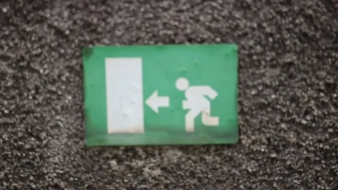Emergency exit sign blurred effect 動画素材 82208208
